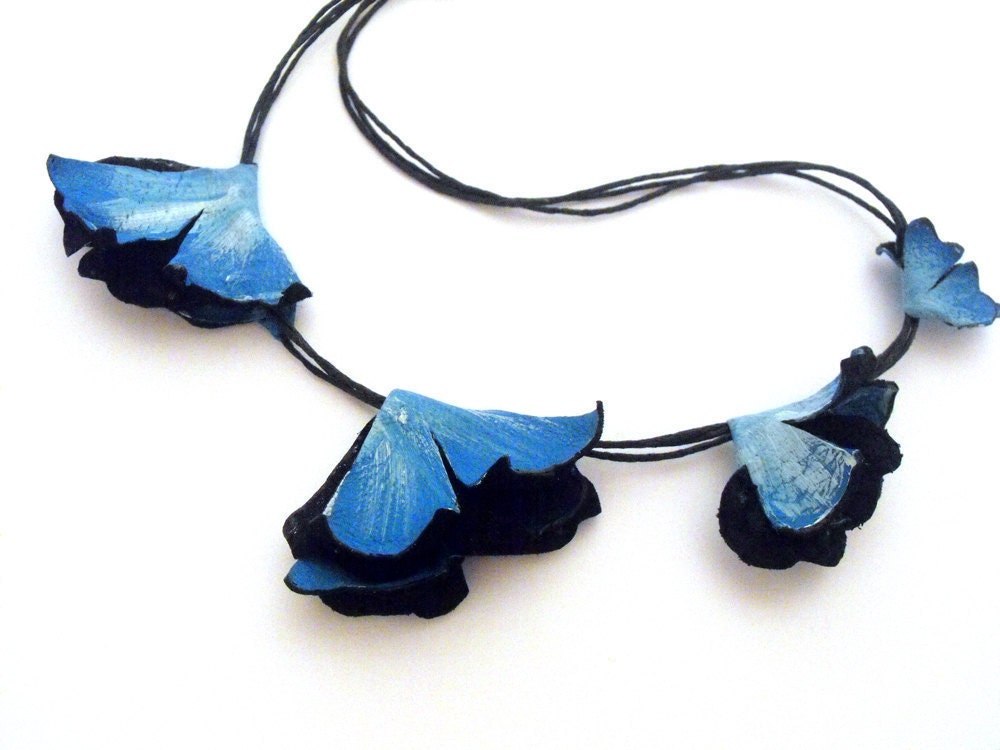 Blue leather necklace with flowers