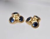 Anemone ceylon sapphire blue earrings - 18k gold