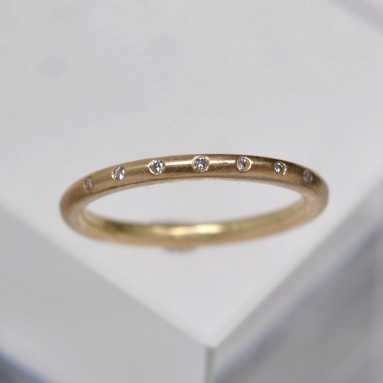 7 diamond band - 18k gold