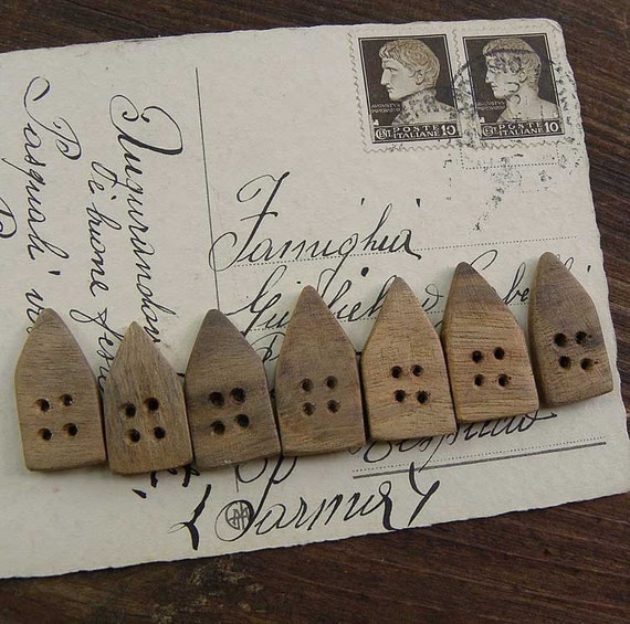 7 Little houses walnut wood buttons