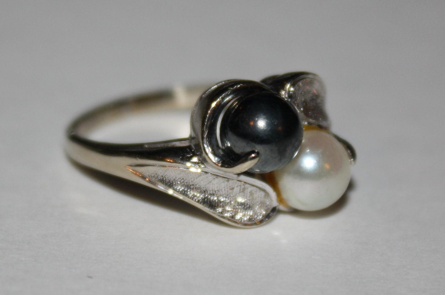 Estate Pearl Ring  Cultured Pearl & Hematite  10K White Gold