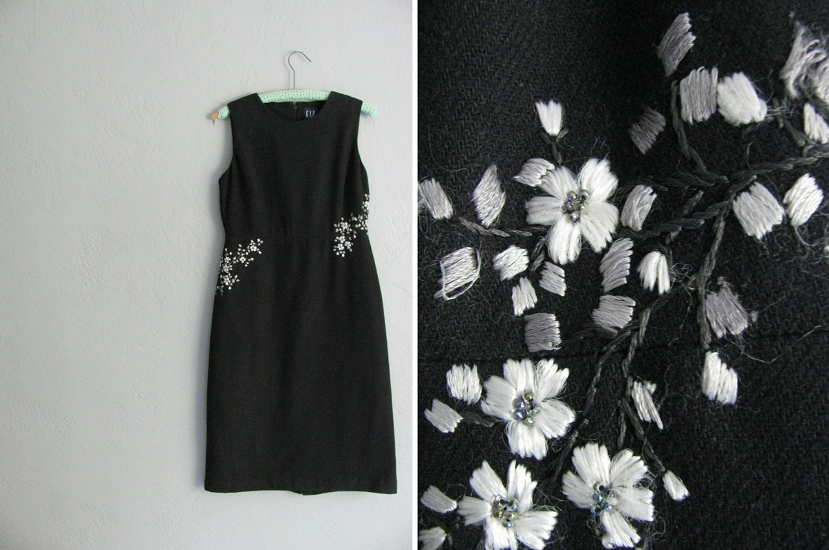 s a l e . vintage '50s style black COCKTAIL dress with BEADED FLORAL embroideries. size s m.