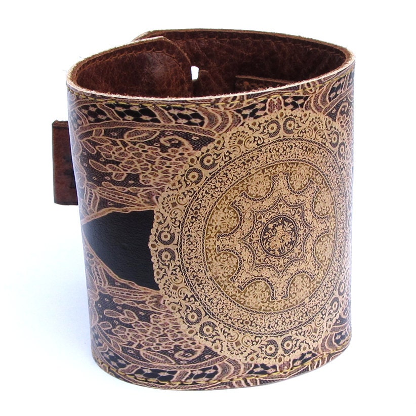 Leather cuff / wallet wristband - Elagent lace