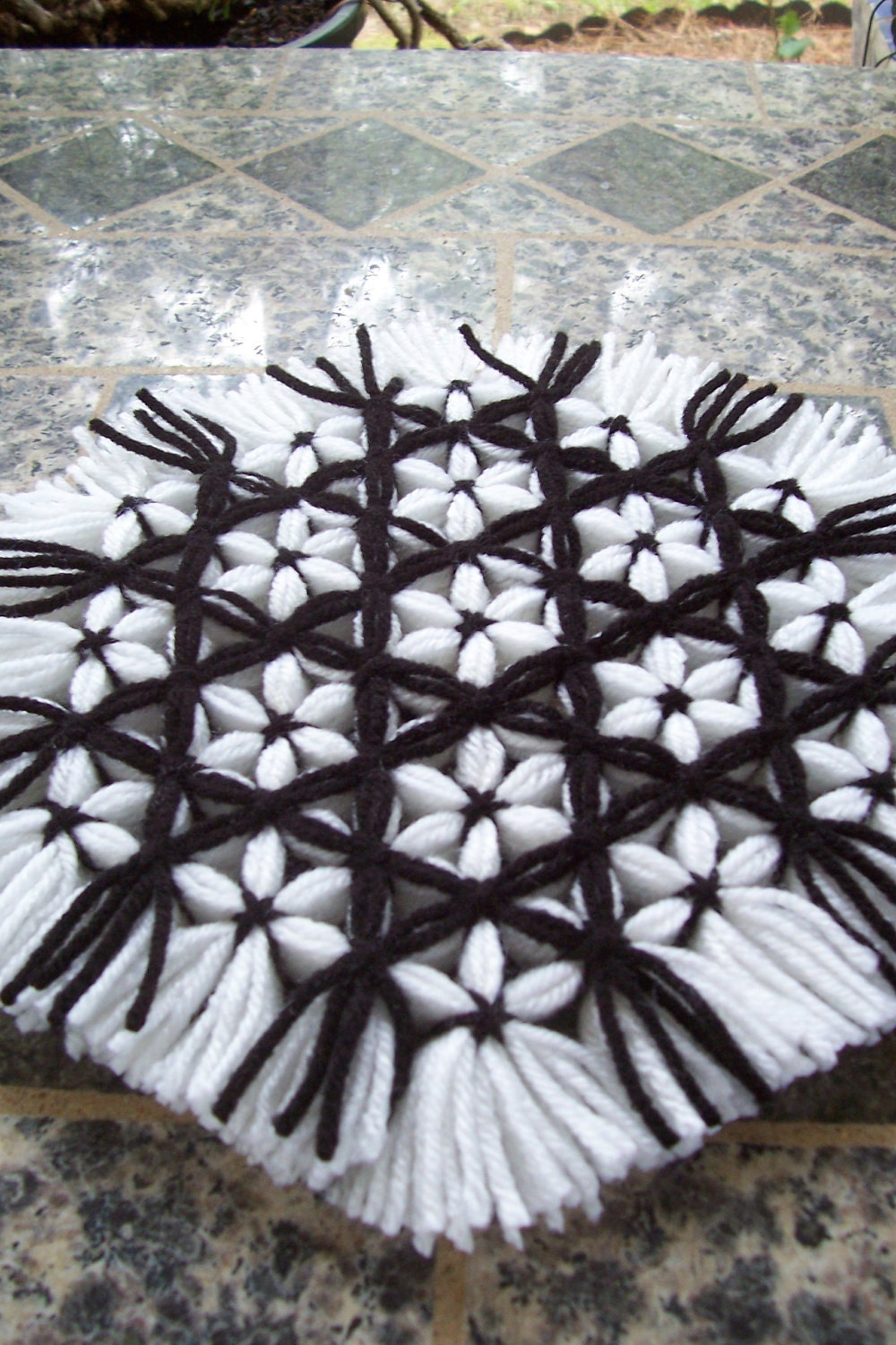 Retro Woven Kitchen Trivet - Black and White Daisy - Hot Pad Serving Tableware