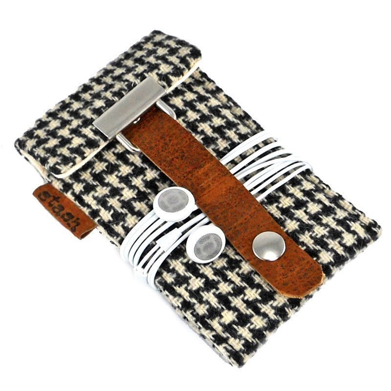 iPod Touch / Classic case - black and white vintage houndstooth wool