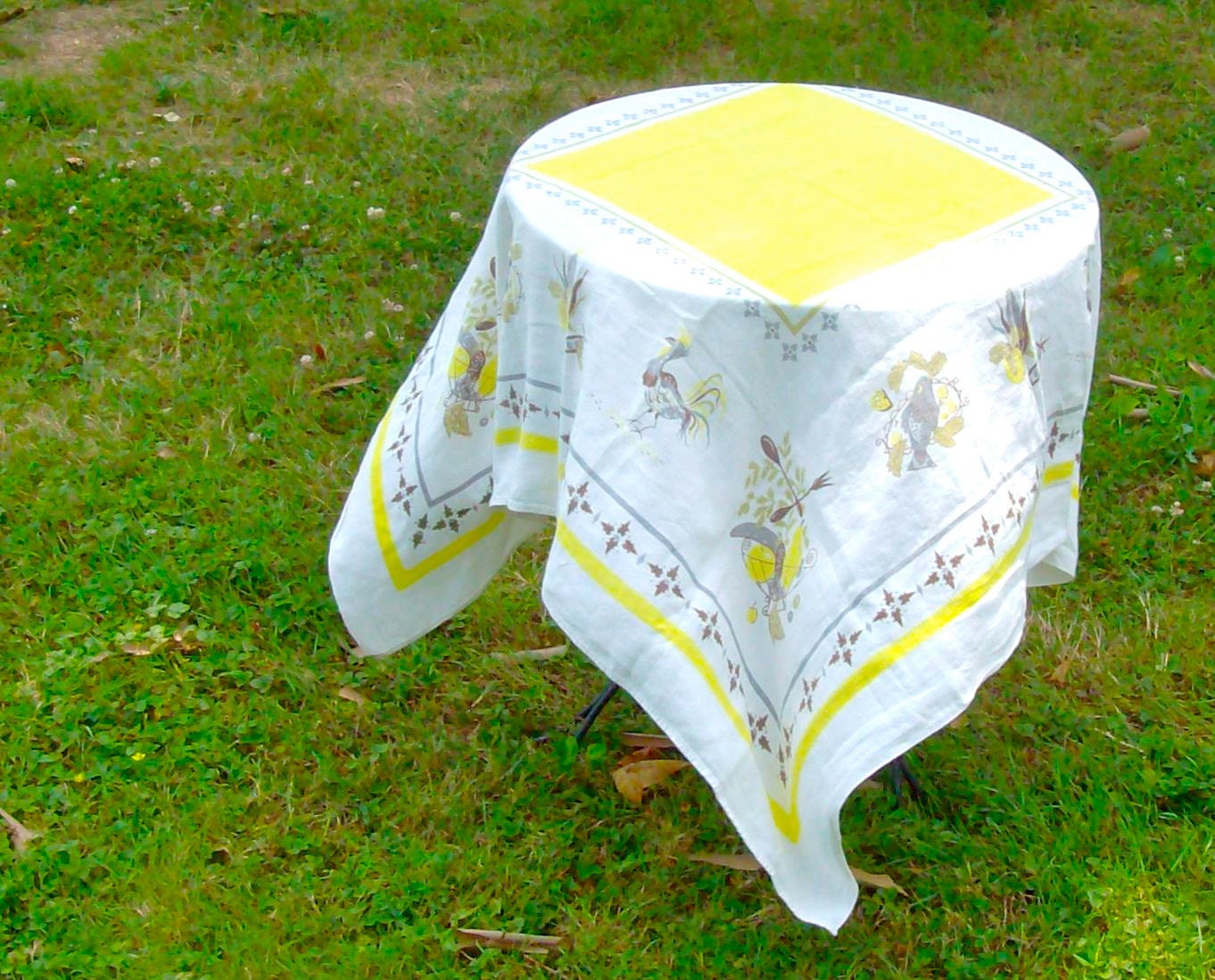 MODERN LOVE Linen Tablecloth/ Vintage 50's/ Yellow White and Gray/ Modernist Print/ 48" Square