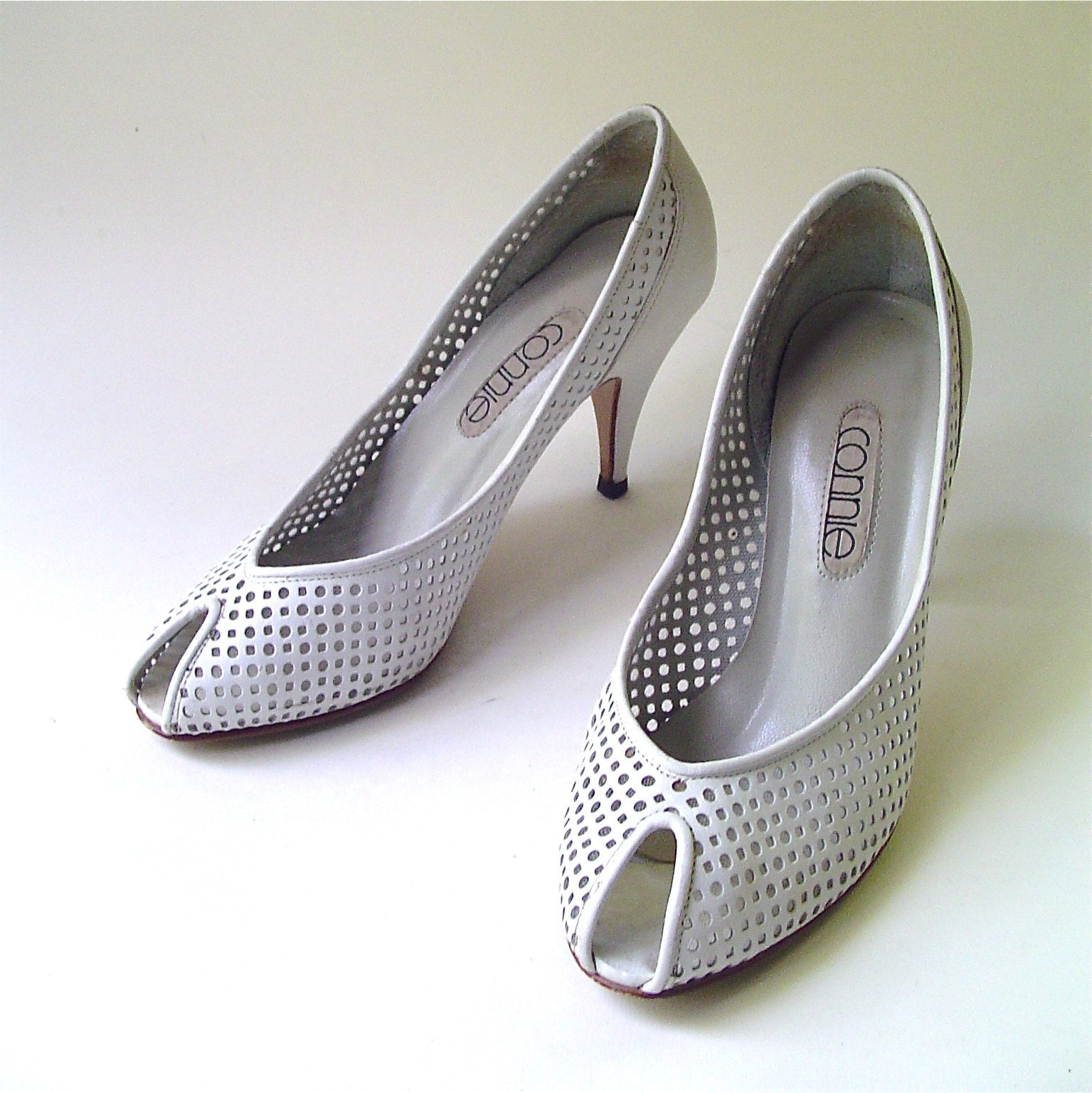 vintage White Leather Peep Toe Pumps