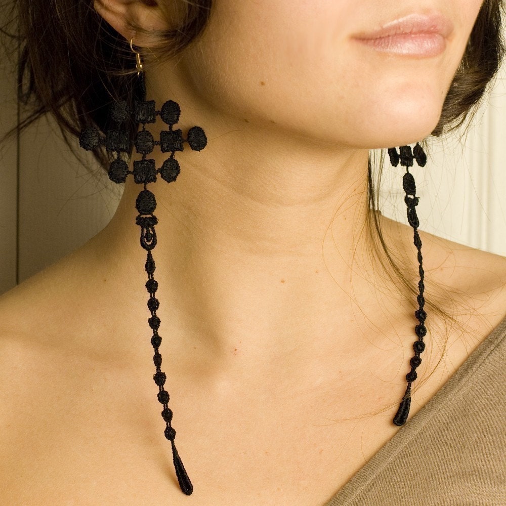 Octopussy Stingray long lace earrings