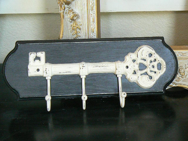 Upscaled Iron Key Hook Plaque Paris Apartment in Black and Ivory
