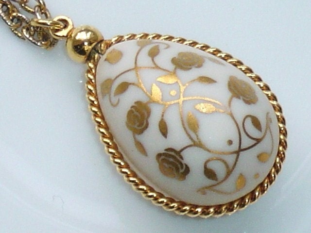Vintage Glass Egg Pendant Necklace White w/Gold Filigree