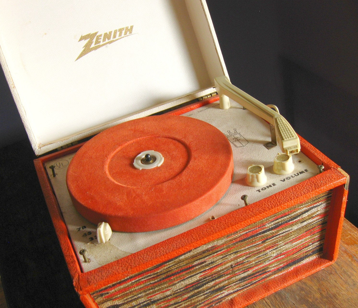 Vintage Zenith Portable Record Player .. Model HP-6V