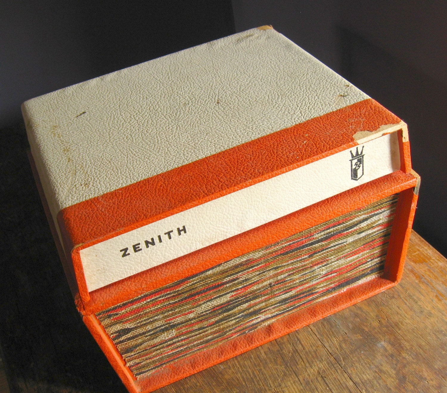 Vintage Zenith Portable Record Player .. Model HP-6V