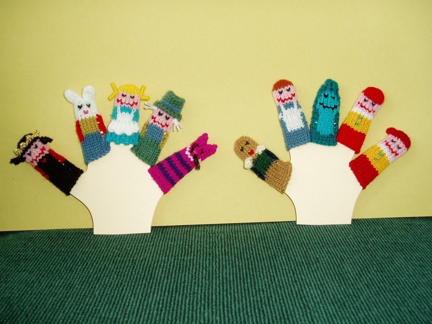 Alice in Wonderland Finger Puppet Set (Includes 10 finger puppets.  Also available as a 5-piece set.)