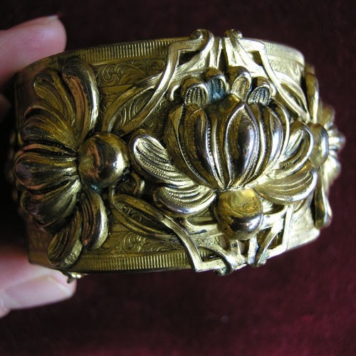 Huge dimensional floral bracelet
