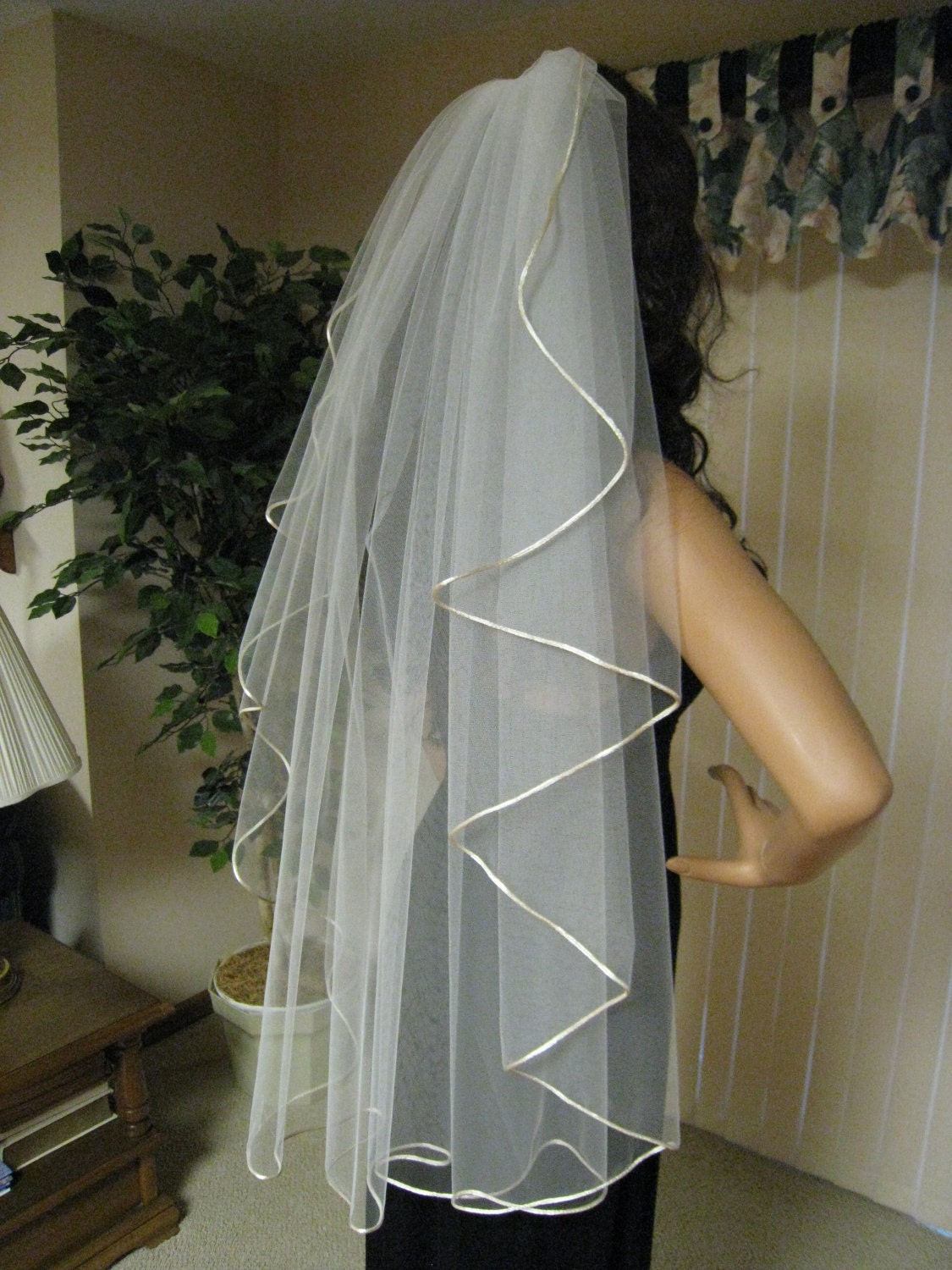Elegant Ivory Wedding Veil Angel Cut Bridal Veil with Satin Cord Edge 36 Inches Long