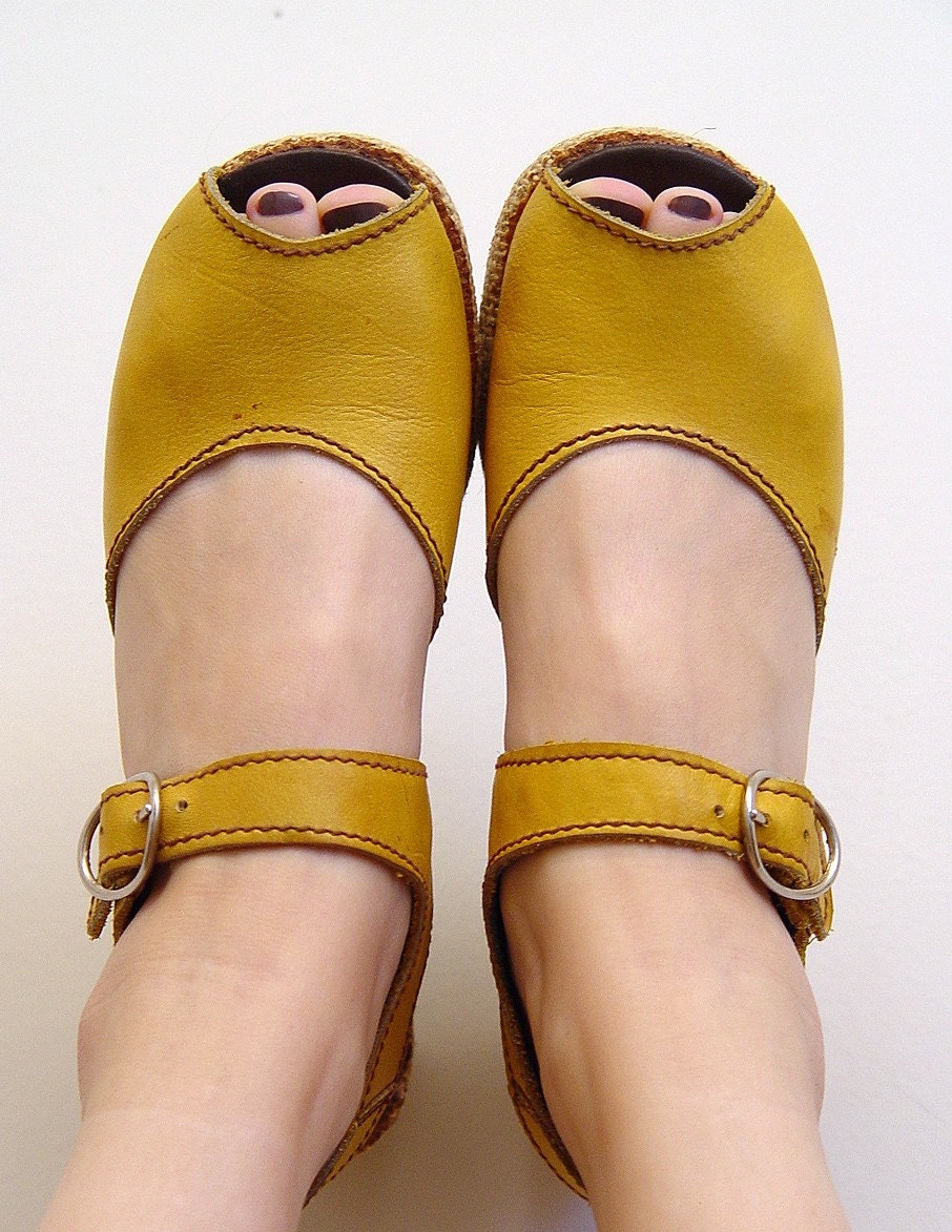 Vintage 70s WALKING ON SUNSHINE Yellow Leather Peep Toe Wedge Heels 6 6.5