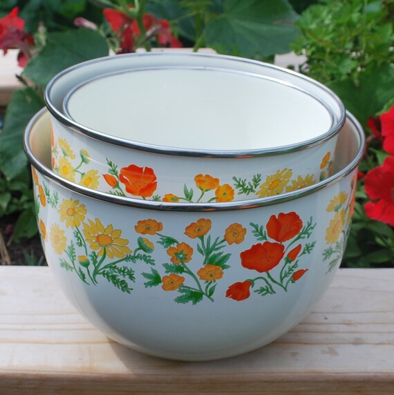 Vintage Enamel Pretty Poppy Mixing Bowl Set by GoodTimesMarket
