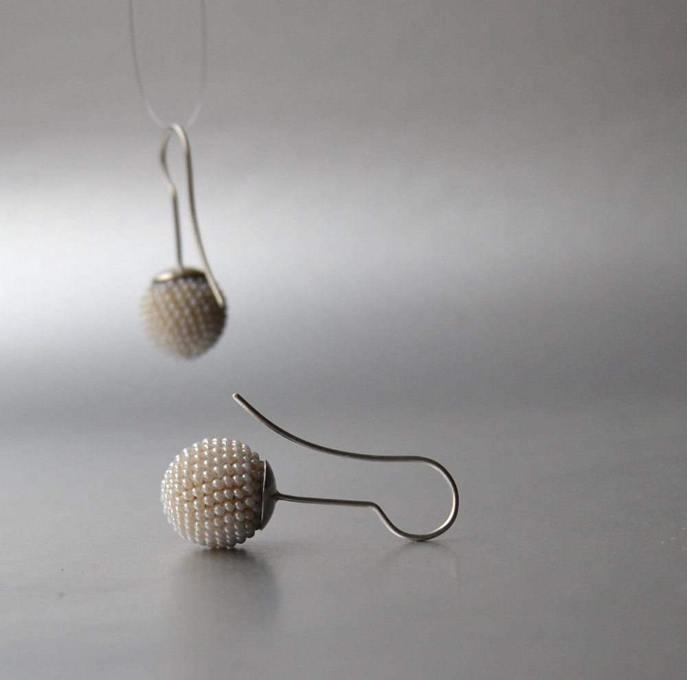 Pearl white dangle earrings Bridal. Bridesmaids. Wedding.