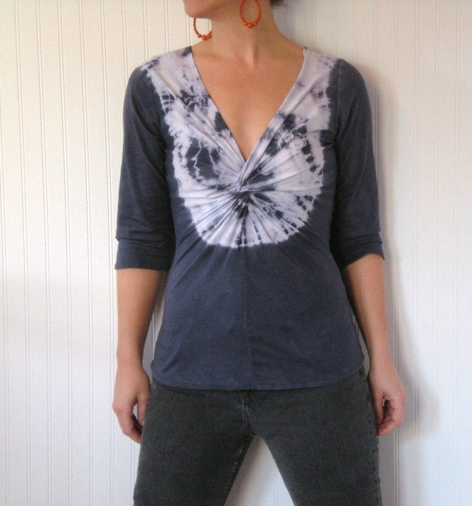 Tie Dye Longsleeve V Neck Knotty Top in Diva (Charcoal Gray)