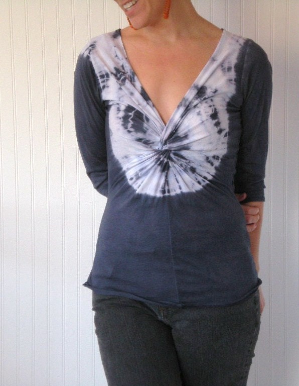 Tie Dye Longsleeve V Neck Knotty Top in Diva (Charcoal Gray)
