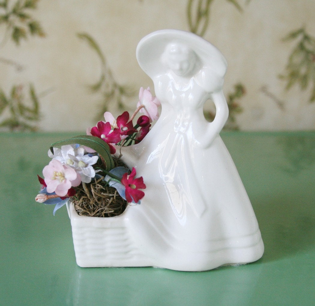 Vintage Southern Lady Figurine, White, Statue
