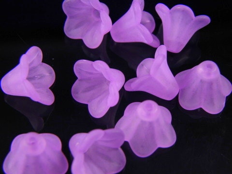 10 pieces - Violet Lucite Medium Petunia Flower Beads - 14x10mm