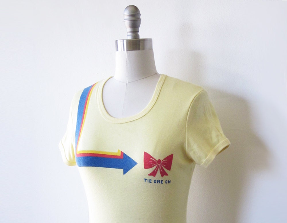 1970s novelty tee / yellow 70s tshirt / tie one on