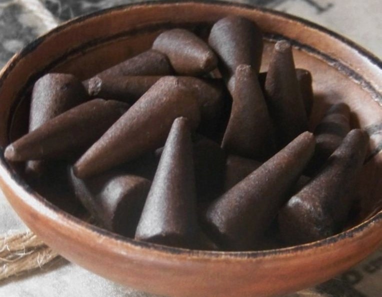 Old Ways RITES OF HEKATE Premium Handcrafted Cone Incense with Notes of  Cinnamon, Cedar, Patchouli and More, 18 Cones