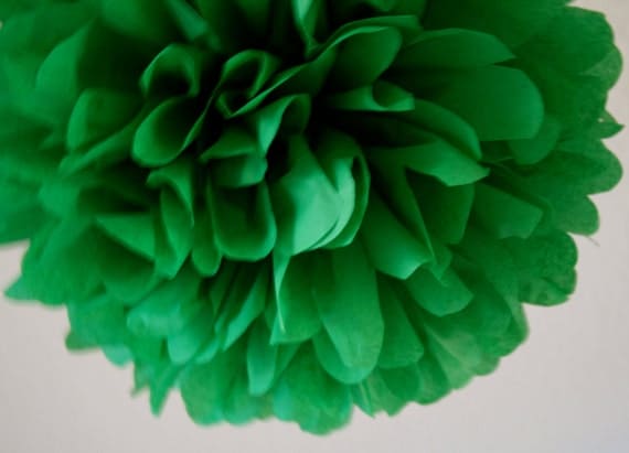 Kelly Green ... 1 tissue paper pom // holiday decoration // christmas // weddings // engagement party // decorations Il_570xn