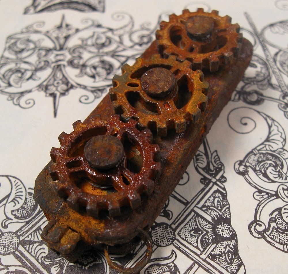 Steampunk USB Drive - Rusted Industrial Wasteland - 3 Gears that all move in conjunction..4 GB