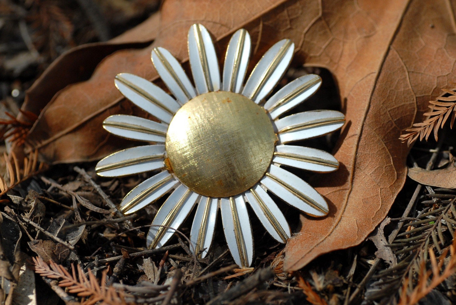 Vintage Flower Brooch / Pin