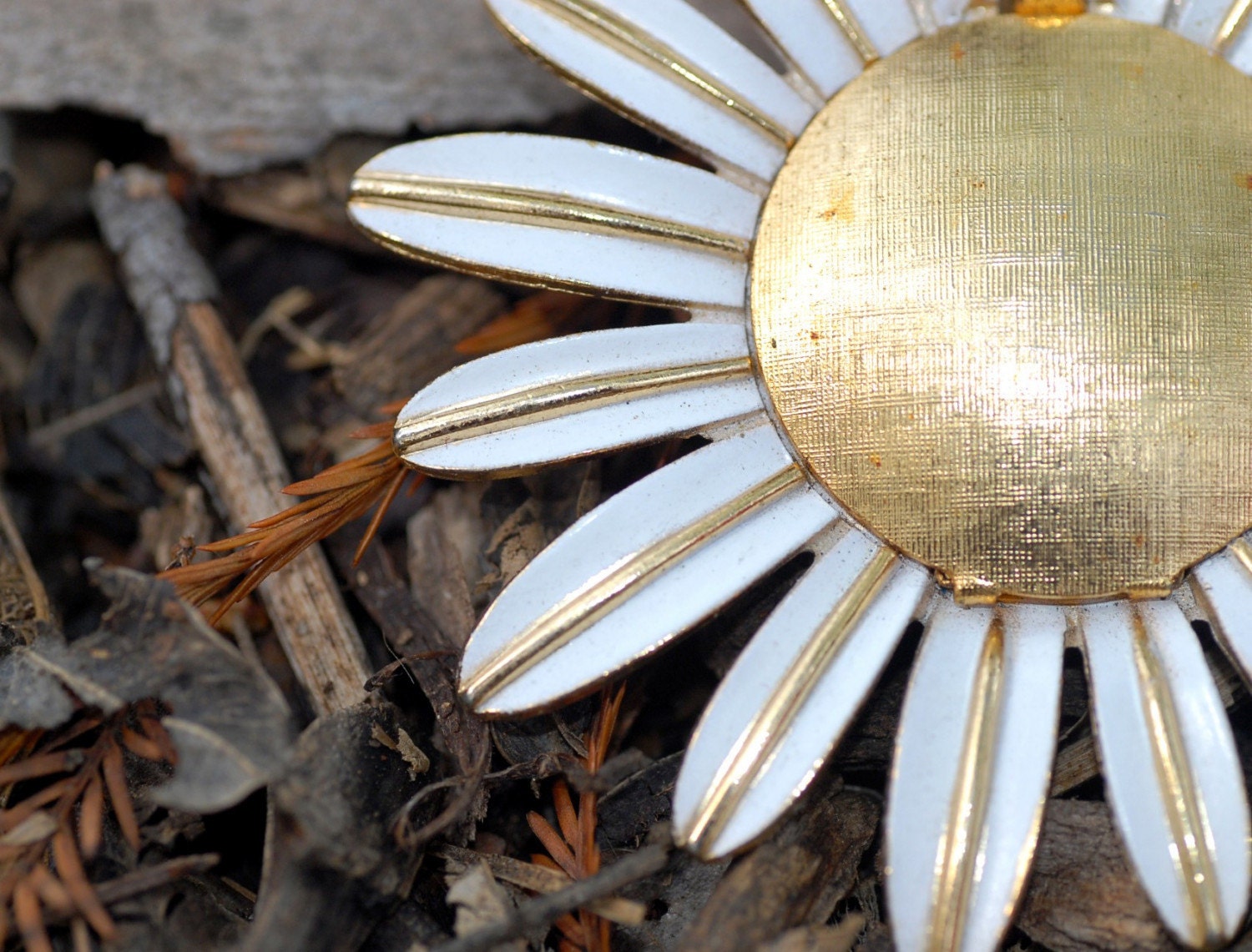 Vintage Flower Brooch / Pin