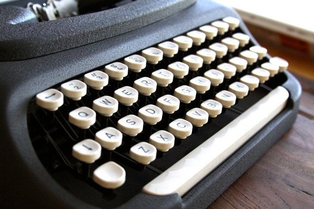 Vintage Royal DART Compact Typewriter