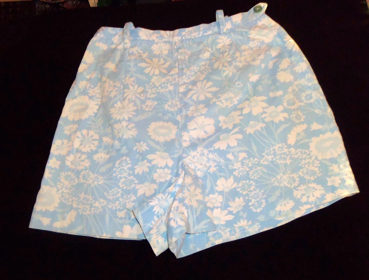Vintage Shorts 1960's flat front side zip Blue Daisy Floral size small 4-5