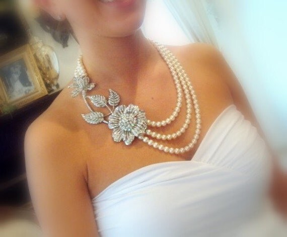 Bridal statement necklace, pearl necklace, wedding jewelry with Swarovski crystal pendant and Swarovski pearls, bridal jewelry