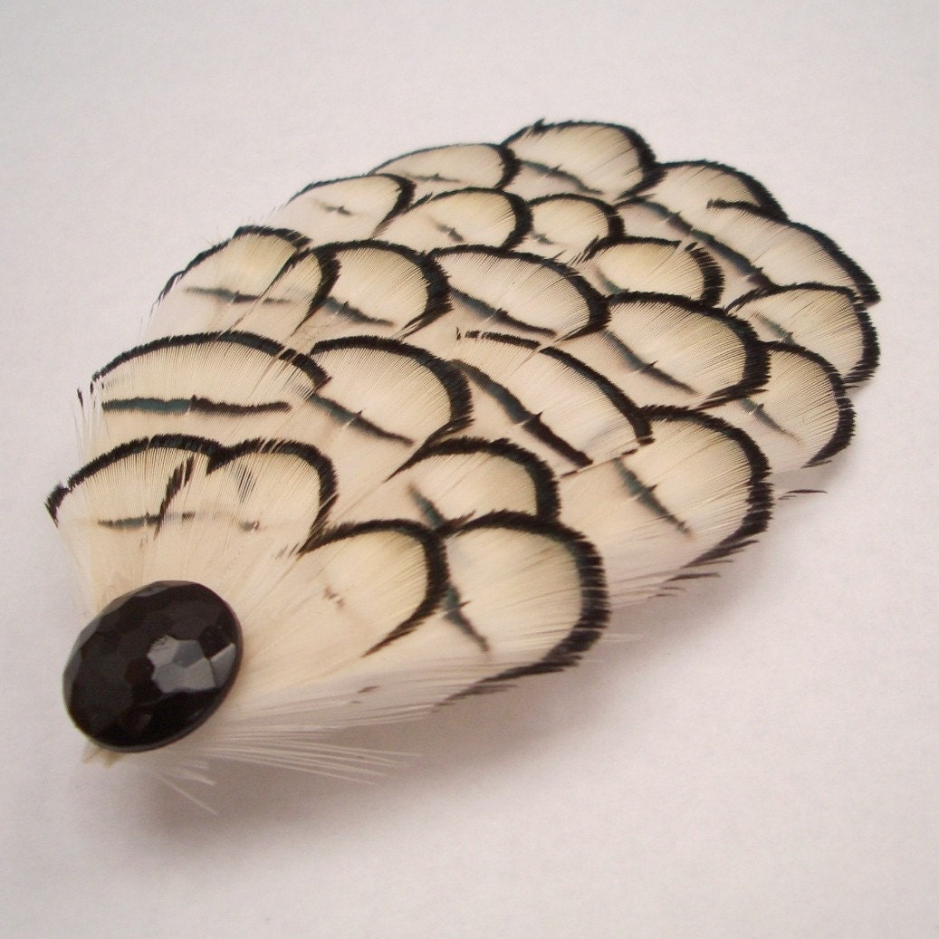 PETIT LONDON - Mini White Lady Amherst Feather Clip