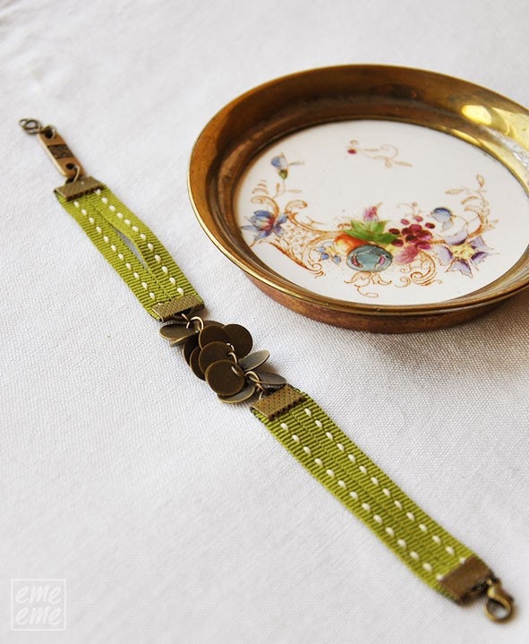 army green - Bracelet Antique gold-plated brass charms and double green ribbon
