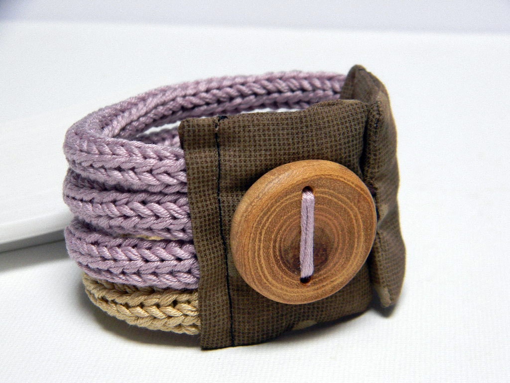 Lilac and sand knitted bracelet, cotton yarn and fabric Quattro, four loops, Japanese fabric and handmade wood button. Knitting jewelry