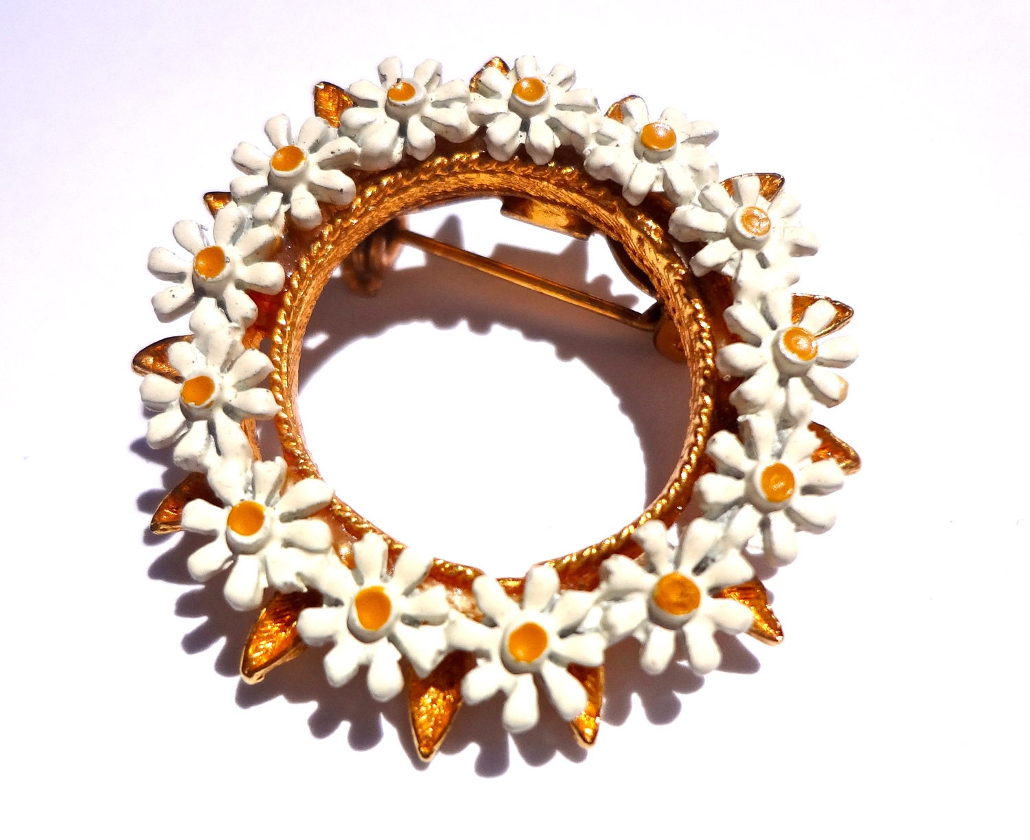 Driving Miss Daisy - pretty circle of daisies enamel Vintage Brooch / pin