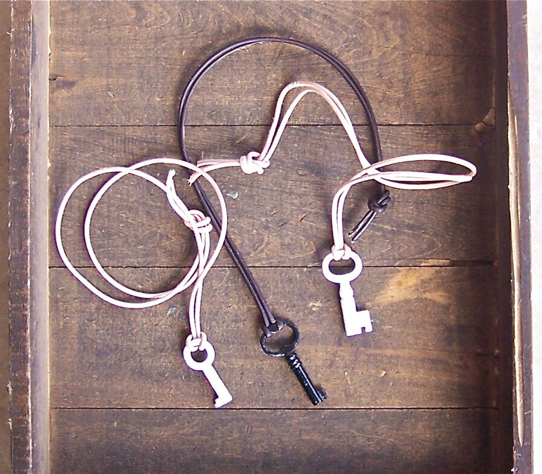 vintage skeleton key necklace - little white lies - alexkeller vintage skeleton key necklace - little white lies - alexkeller