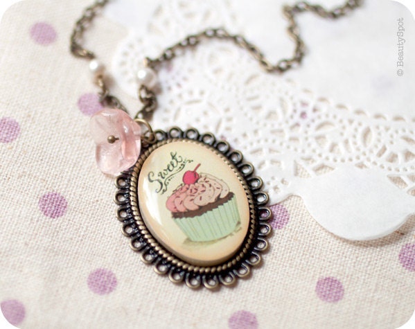Pink Cupcake necklace (N021)