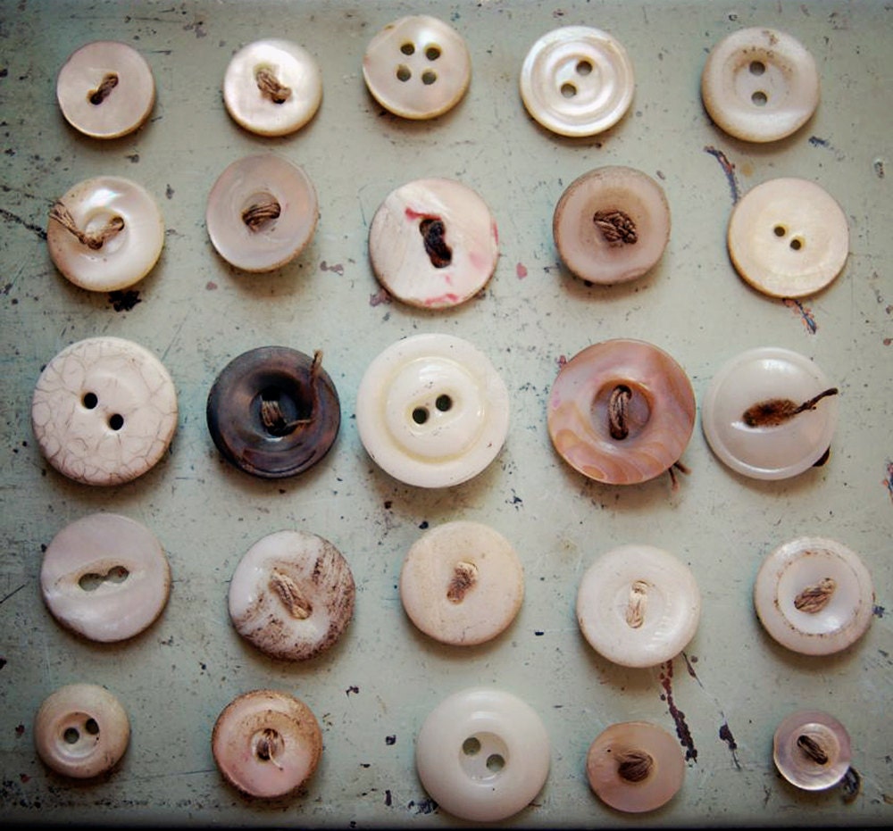 vintage buttons mother-of-pearl in ivory cream (lot of 25)