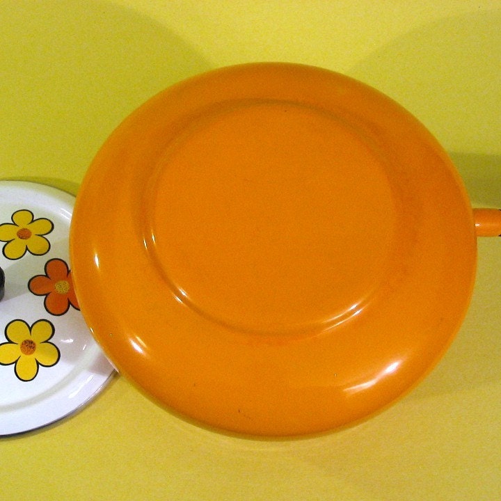 Groovy Orange Flower Enamel Pot - vintage 1970s