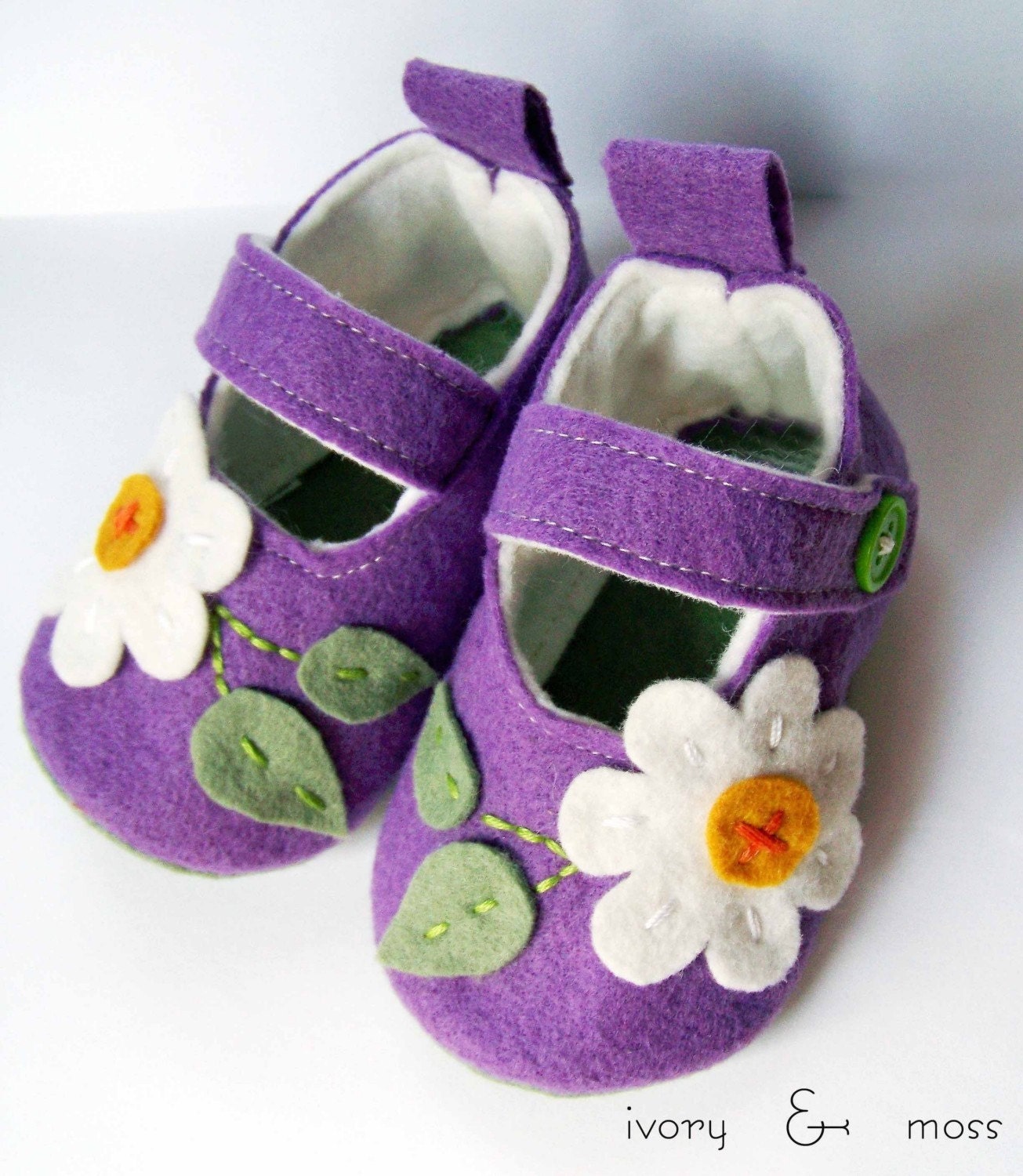 Purple baby girls shoes, flower baby booties, felt baby shoes, pink flower booties