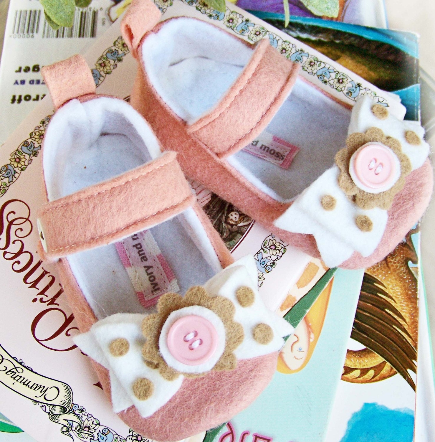 Pink baby booties, booties, shoes, wool felt, pink, tan, bow,
