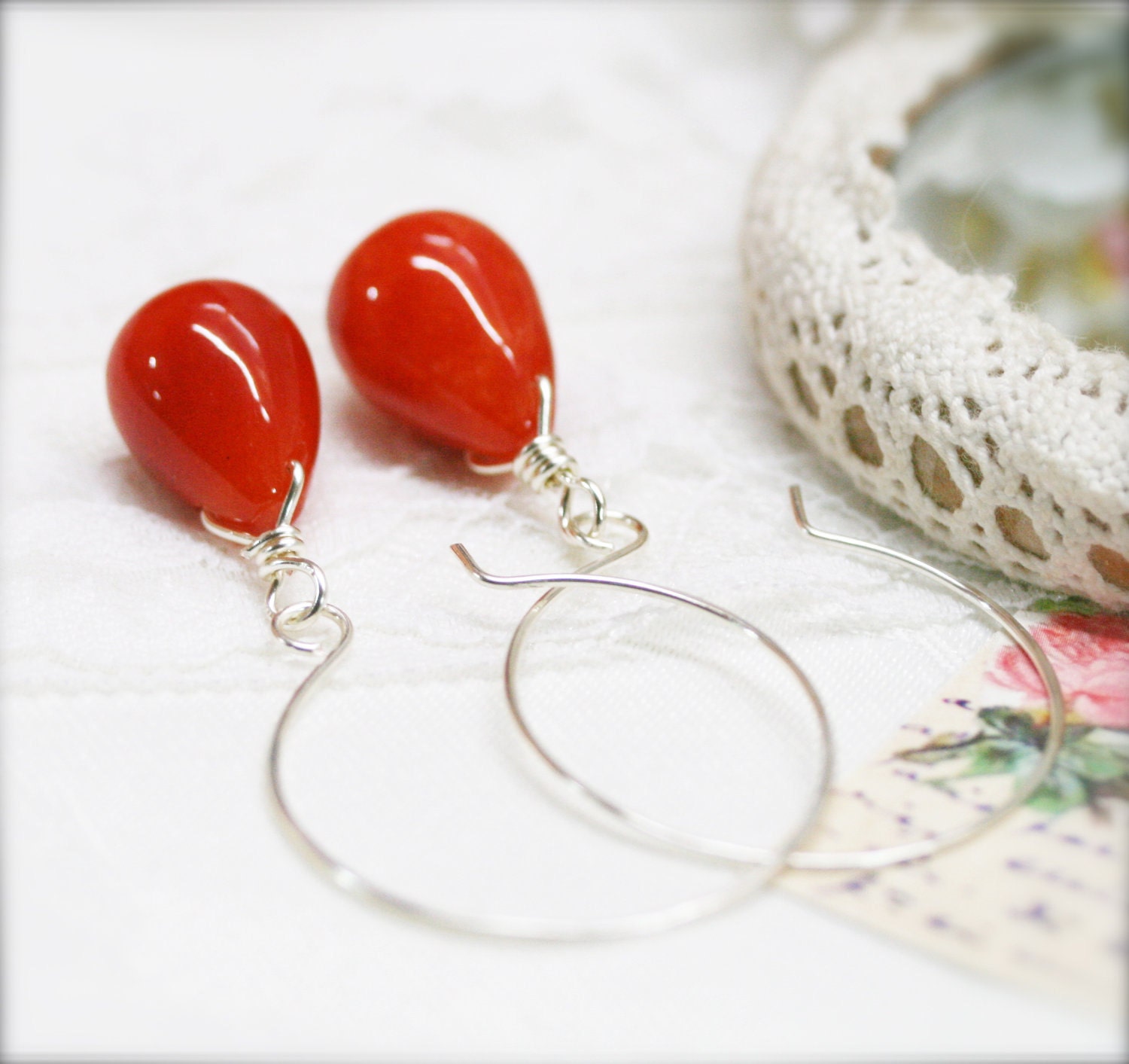 Red saga hammered hoop earrings - Jade