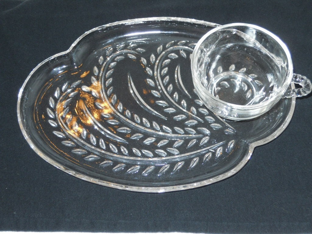 Items similar to Federal Glass Co Hospitality snack set, service for 4