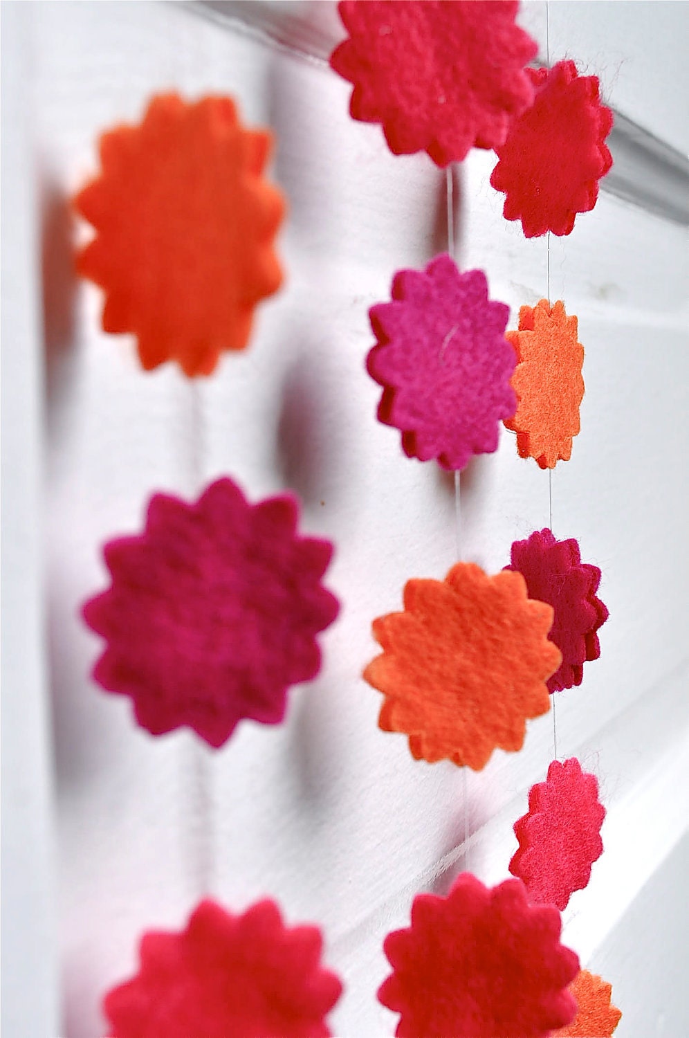 Sunbursts garland in fuchsia, strawberry and orange felt. Home decor, office, bedroom, desk. Mini garland.