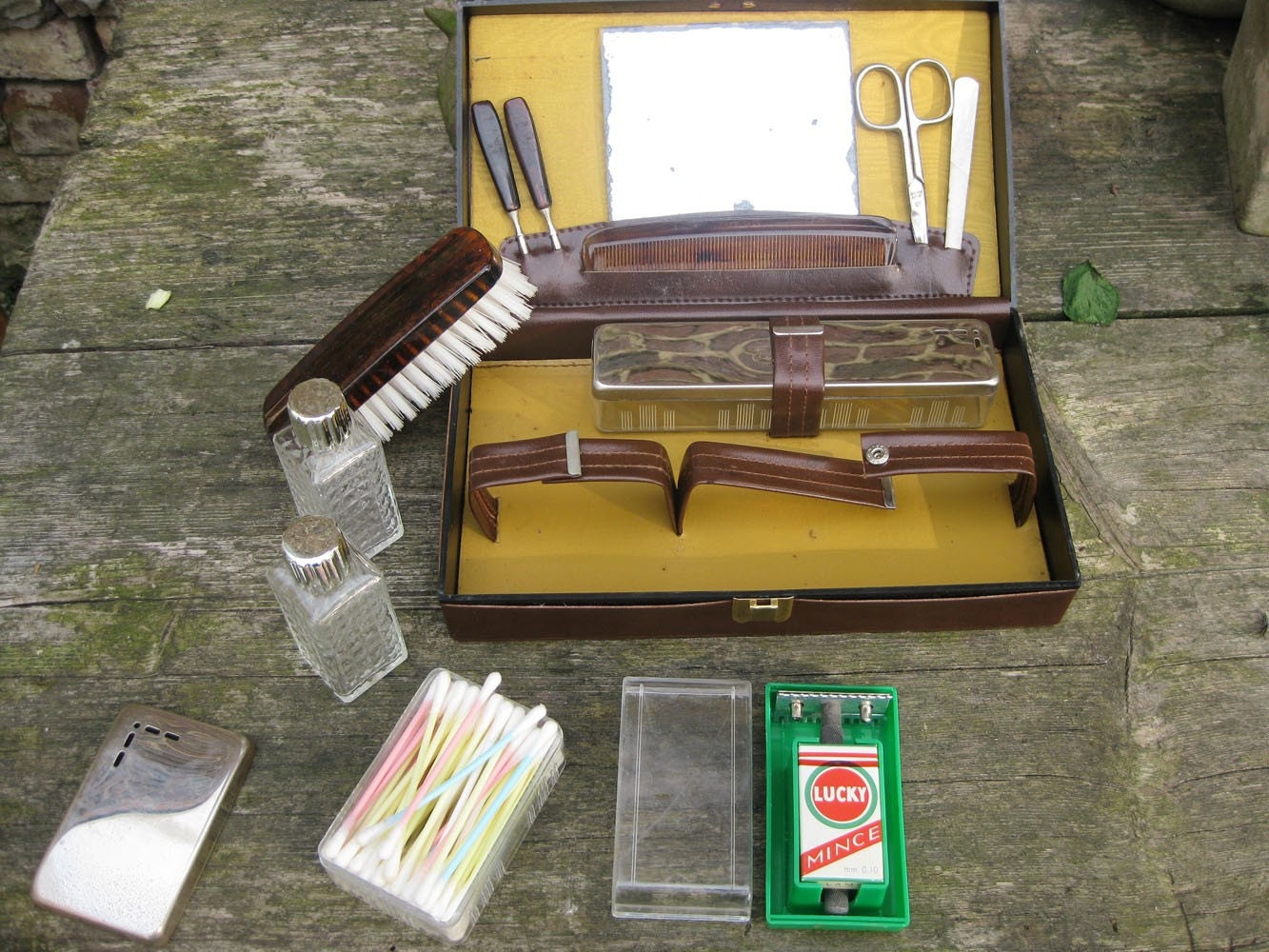 Vintage Gentleman shaving - toilet kit