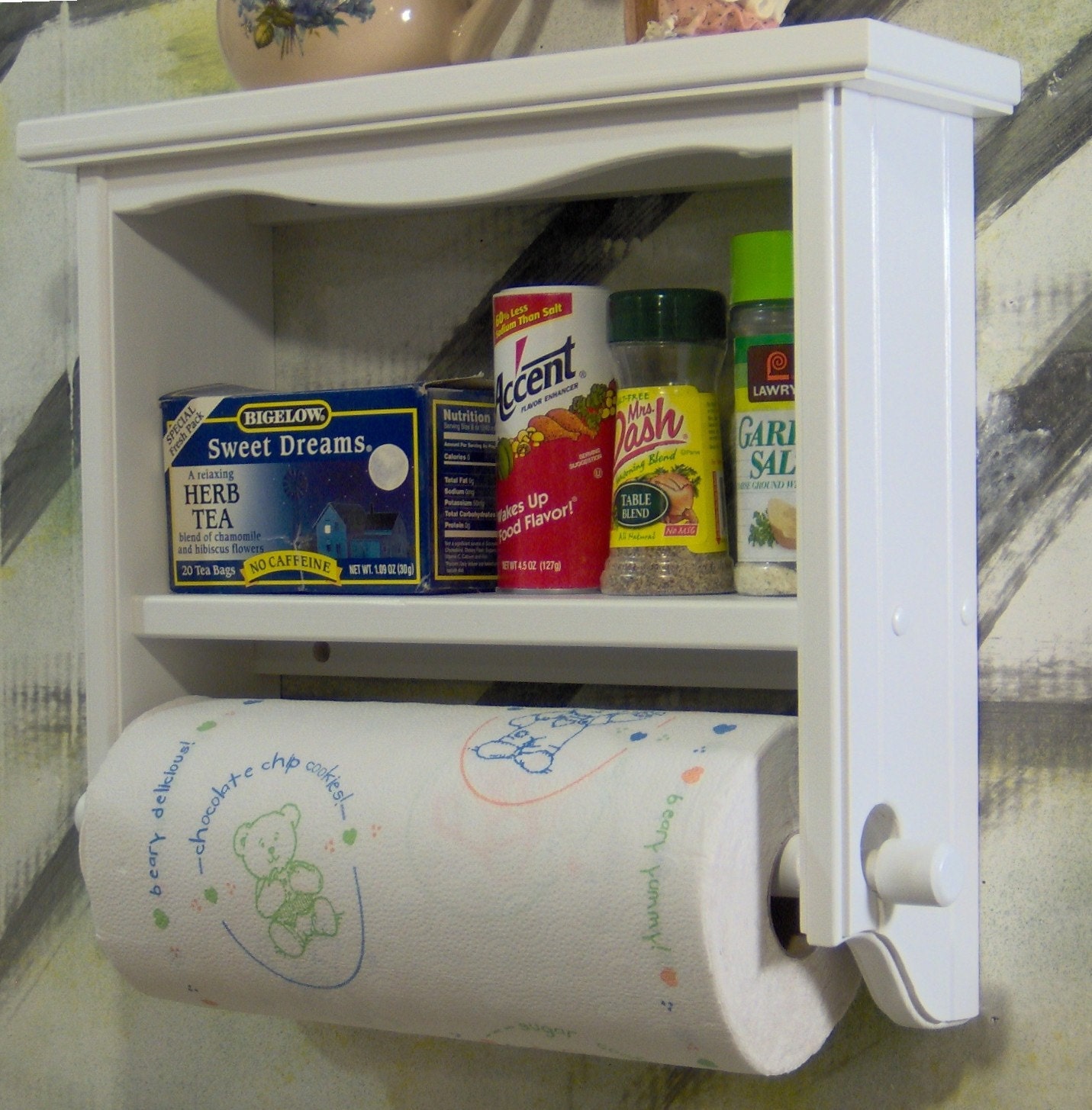 White spice tea shelf with paper towel nr